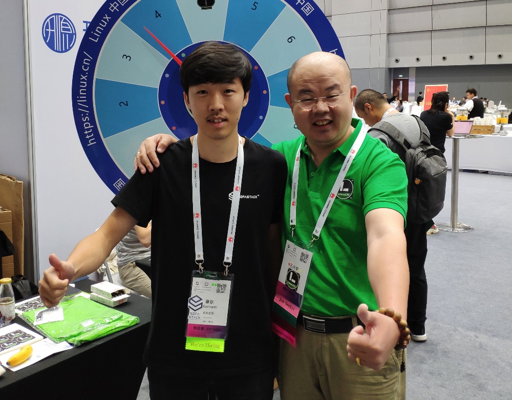 余淮(左)和老王(右)在 KubeCon 2019