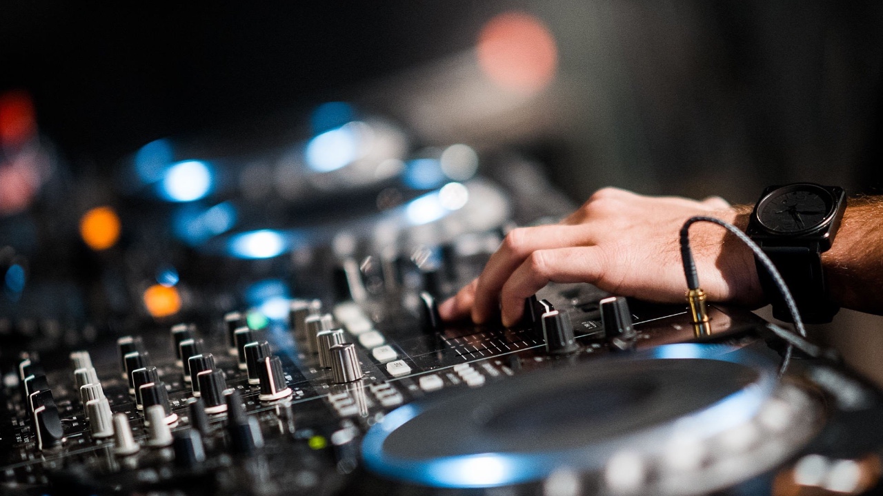 bash logo on green background